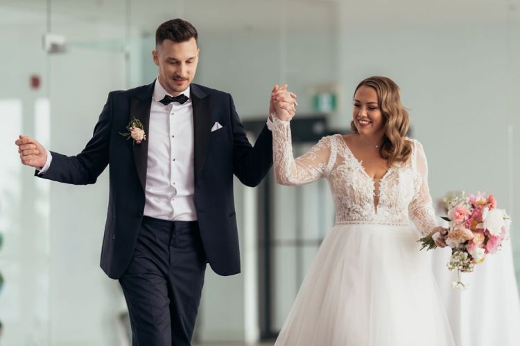 photographie-de-mariage-arrivee-dans-la-salle