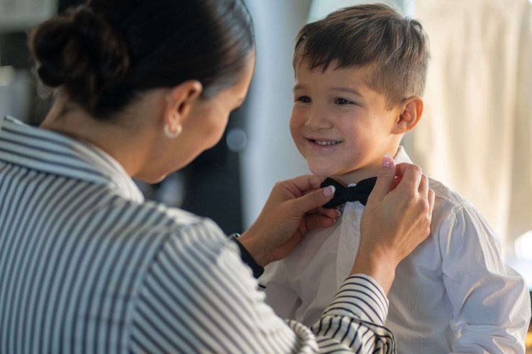 ajustement-noeud-papillon-garcon-mariage