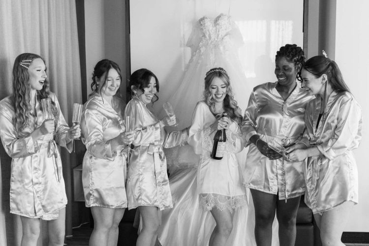 complicite-mariee-et-ses-amies-cortege-champagne