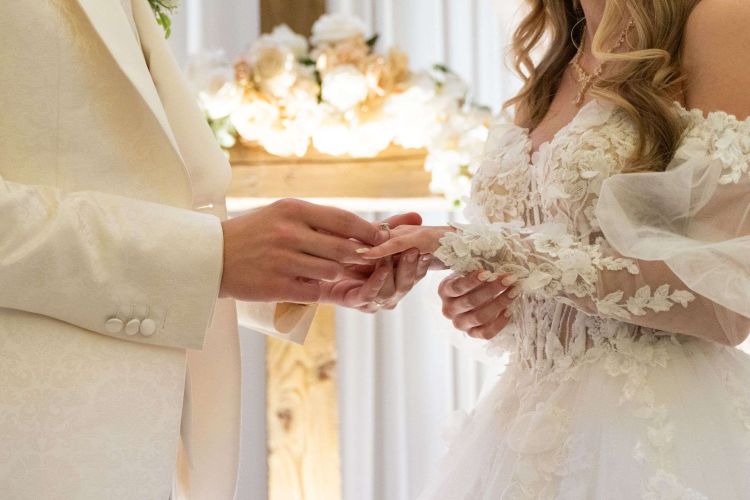 detail-mains-alliances-couple-mariage