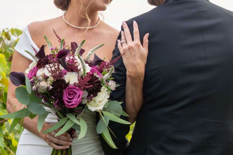 detail-mains-bouquet-couple-mariage