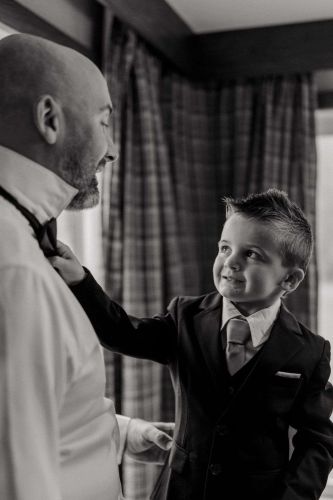 emotion-famille-mariage-enfant-pere-noir-et-blanc