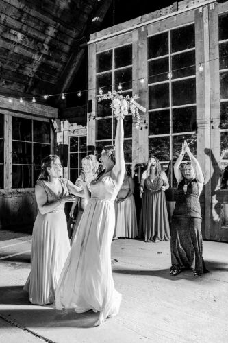 lancer-bouquet-reception-mariage-noir-et-blanc