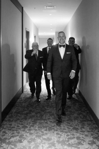 marche-du-cortege-hommes-noir-et-blanc