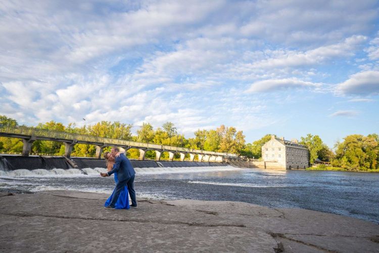 maries-dansent-seuls-dans-la-nature