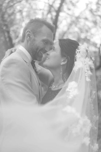 maries-sous-le-voile-intimite-proche-noir-et-blanc