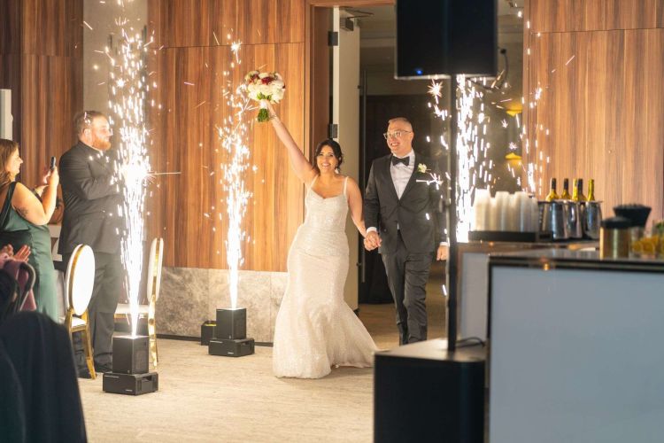 ouverture-du-bal-mariage-emotion-etincelles-sparklers