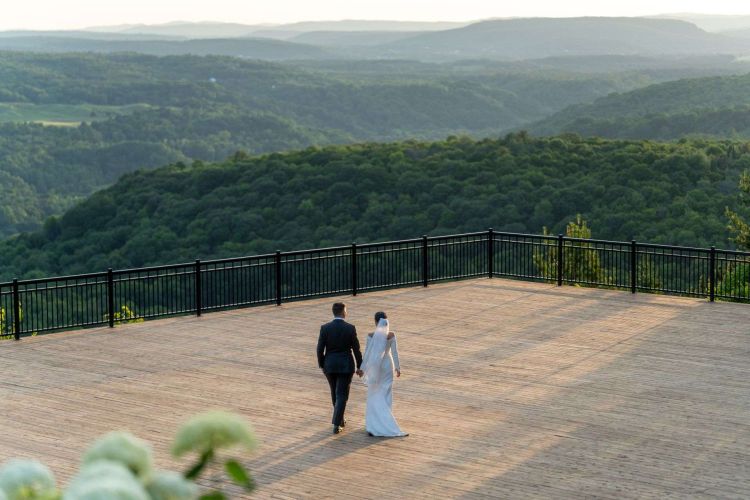 photo-couple-mariage-coucher-soleil-marchent-ensemble