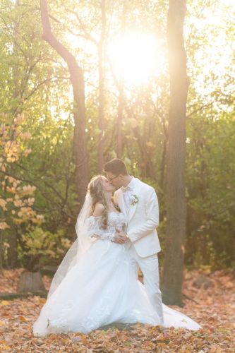 photo-couple-mariage-coucher-soleil-romantique