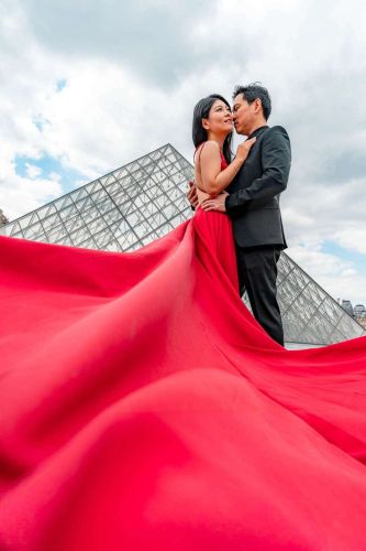 photo-mariage-destination-paris-louvre-robe-rouge