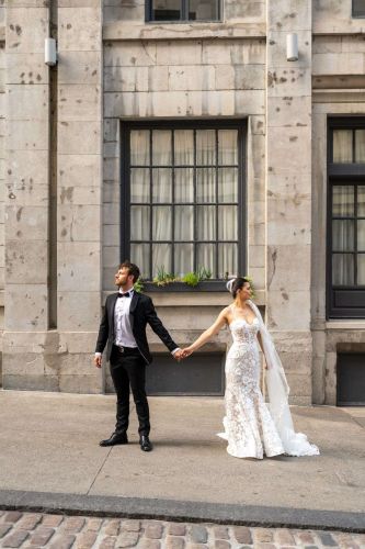 pose-couple-mariage-moderne-urbain