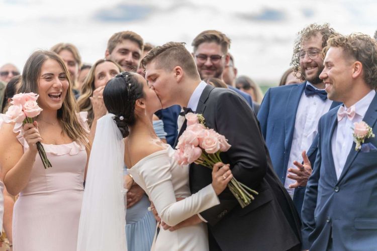 premier-baiser-maries-ceremonie-exterieure