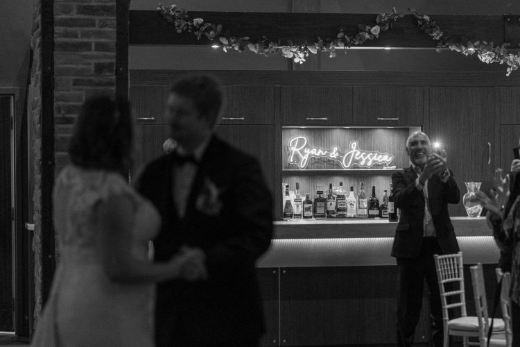 premiere-danse-maries-eclairage-ambiance-romantique