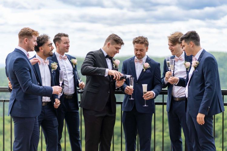 toast-champagne-marie-et-garcon-dhonneur-camaraderie